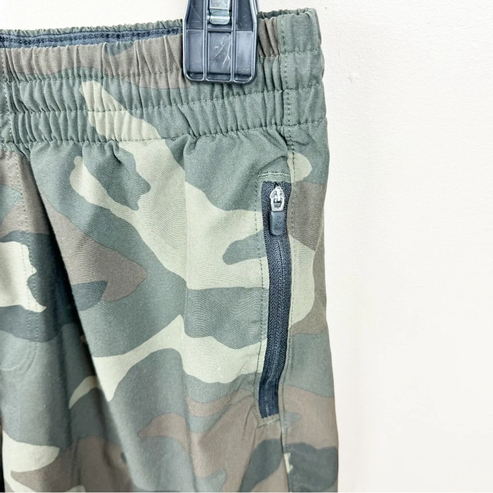 A&F Abercrombie & Fitch Camo Elastic Waist Shorts with Zippered Pockets Size S